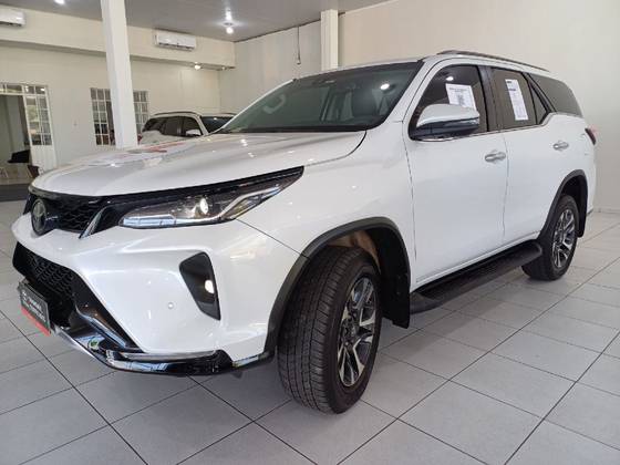TOYOTA HILUX SW4 2.8 D-4D TURBO DIESEL SRX PLATINUM 4X4 AUTOMÁTICO